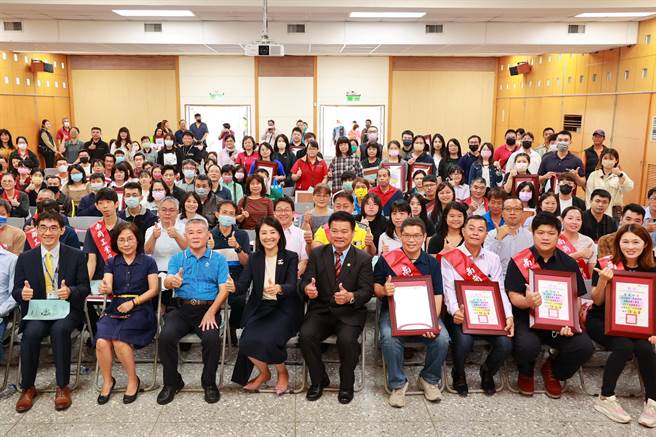 南岗工业区厂商协进会表扬231名模范劳工，获奖代表希望大家都能乐在工作。（南投县政府提供／杨静茹南投传真）