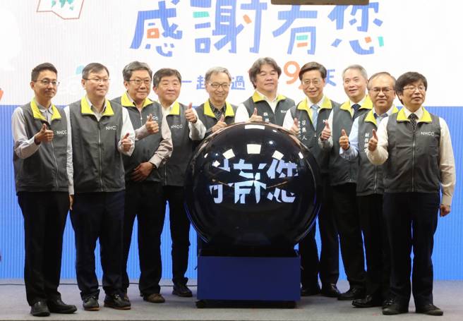 「严重特殊传染性肺炎中央流行疫情指挥中心」5月1日将解编，27日最终场记者会，歷任成员齐聚，表达对国人这些日子配合的感谢。（王英豪摄）