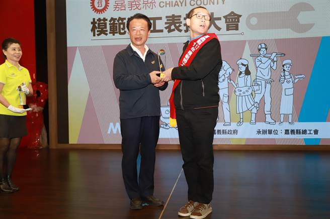 嘉义县长翁章梁颁奖表扬身心障碍模范劳工。（嘉义县政府提供／廖素慧嘉县传真）
