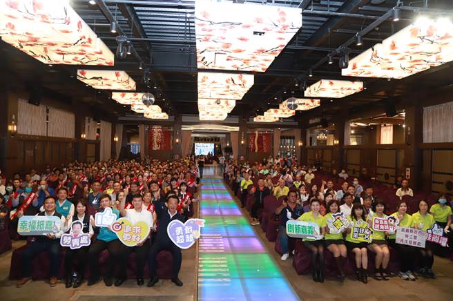 嘉义县长翁章梁与获表扬的模范劳工合照。（嘉义县政府提供／廖素慧嘉县传真）