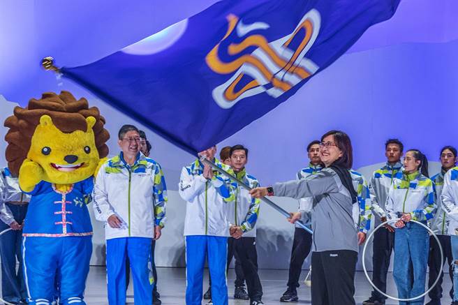 新竹县112年全中运圆满闭幕，台北市副市长林奕华从县长杨文科手中接下会旗后挥舞。（罗浚滨摄）