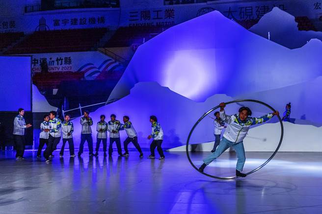 新竹县112年全中运闭幕表演，「创造焦点」与「优尼克」双马戏团精彩献技。（罗浚滨摄）