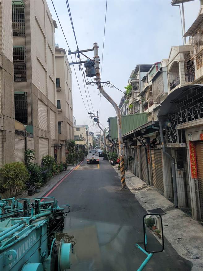 1名网友在脸书社团「路上观察学院」发现，高市三民区大丰一路附近竟然有根弯腰的电线杆以及垂吊高压电。（网友授权提供）