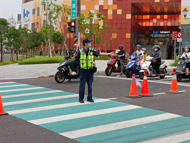 LaLaport北館試營運，轄區台中市警察局第三分局動員警力維持交安。（台中市第三分局提供／馮惠宜台中傳真）