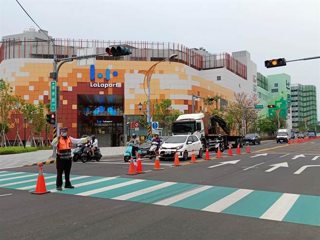 LaLaport北館試營運，轄區台中市警察局第三分局動員警力維持交安。（台中市第三分局提供／馮惠宜台中傳真）
