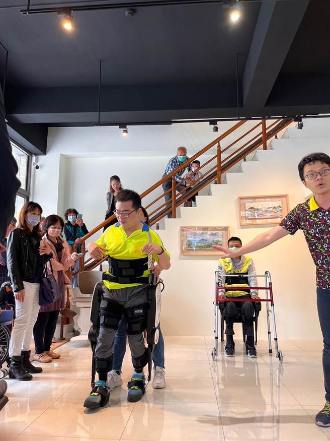 颐泰健康事业集团引进2台FREE WALK下肢外骨骼机器人供患者租赁。（颐泰健康集团提供／吴佩蓉宜兰传真）