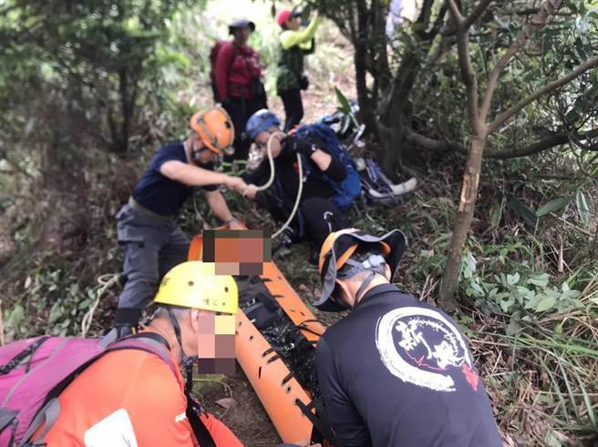 有老翁在山区除草时，不慎遭除草机割伤，新北消防六大队紧急派员入山，协助伤患下山就医。（新北市消防局提供／张志康新北传真）