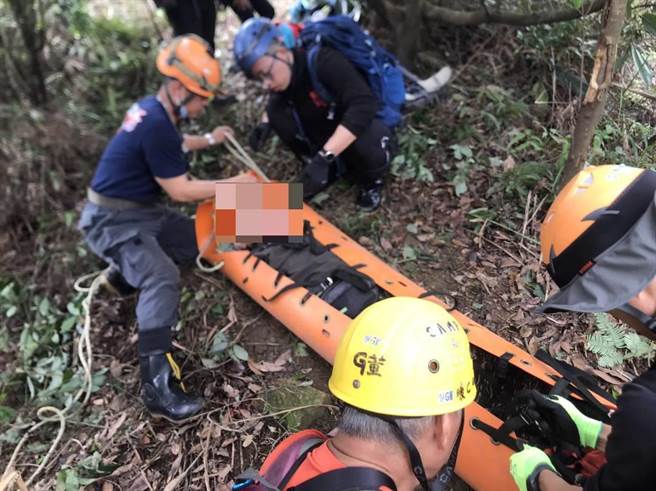 有老翁在山区除草时，不慎遭除草机割伤，新北消防六大队紧急派员入山，协助伤患下山就医。（新北市消防局提供／张志康新北传真）