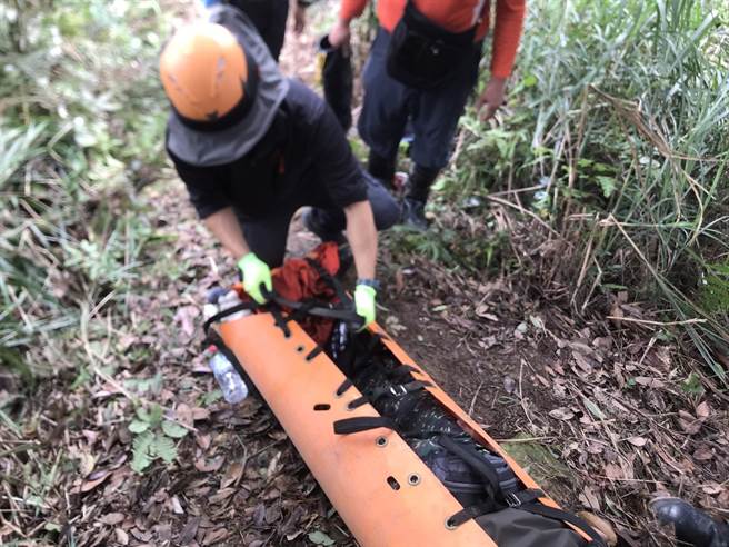 有老翁在山区除草时，不慎遭除草机割伤，新北消防六大队紧急派员入山，协助伤患下山就医。（新北市消防局提供／张志康新北传真）