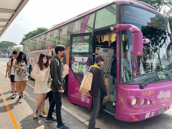高雄399月票开卖首日，吸引不少民眾购买月票后搭客运出门。（高雄市交通局提供／崔正纲高雄传真）