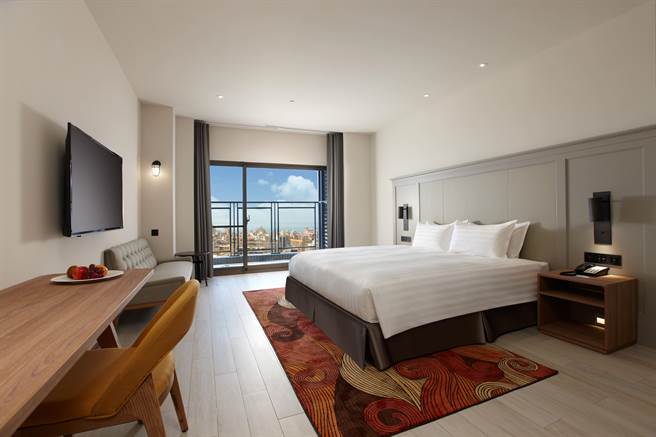 马公市「澎澄饭店」提供多元主题房型营造不同氛围，包含以海上船屋概念打造的澎澄房型。(Booking.com提供)