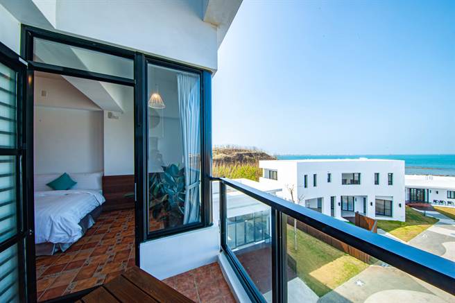 湖西乡「颂华私墅」提供提供工业风海景双人房和楼中楼四人房等多元房型，因应旅人不同需求。(Booking.com提供)