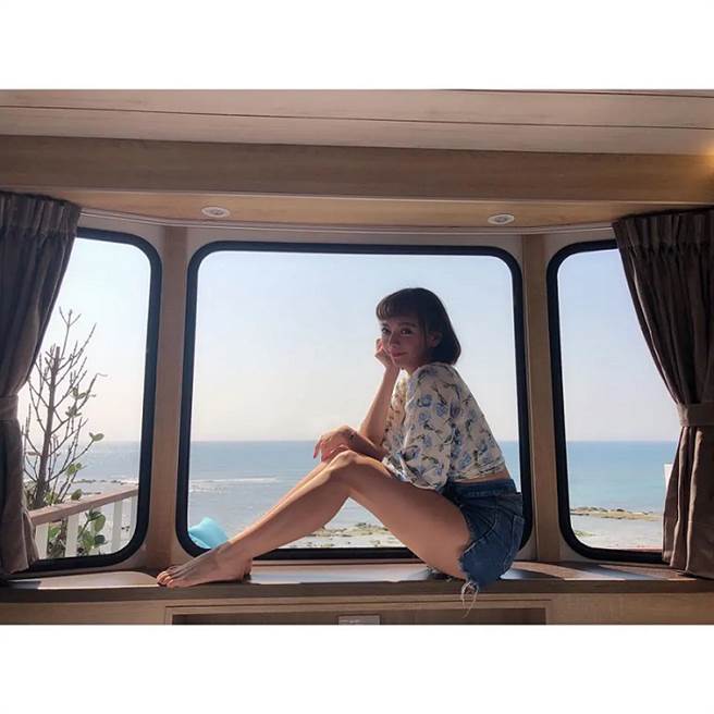 紧邻海边步行只约10秒的觅海湾露营车体验，早晨能奢侈地被海浪叫醒。（Klook提供）