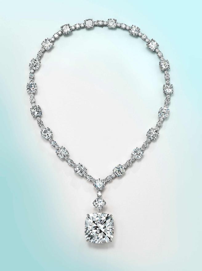为了庆祝开幕，Tiffany推出主石逾106克拉白钻的项炼，主钻来自南非波札那，致敬品牌传奇黄钻项炼Tiffany Diamond。（Tiffany & Co.提供）