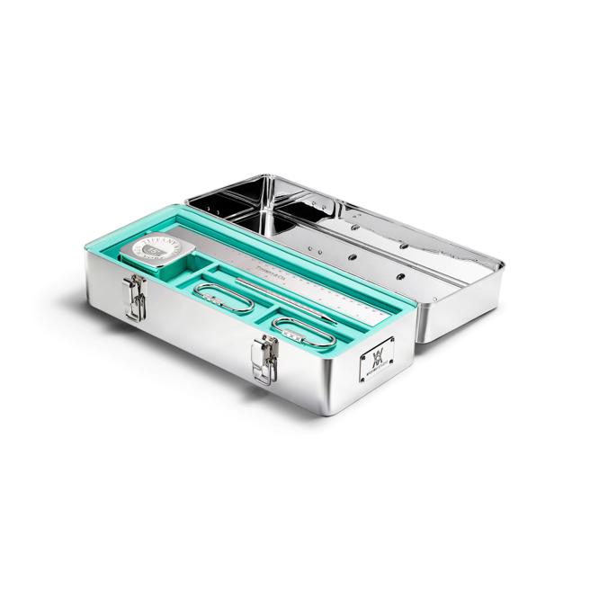 Tiffany & Co.与艺术家Daniel Arsham合作设计纯银工具箱，融入经典Tiffany蓝元素。（Tiffany & Co.提供）