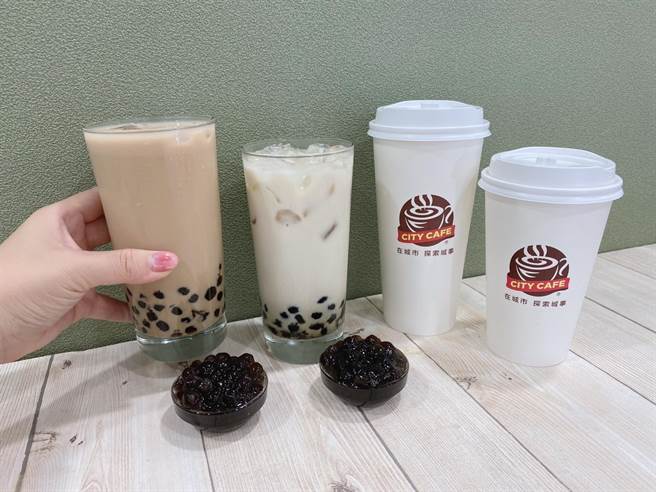 7-11即日起至5月1日推CITY PEARL「黑糖珍珠撞奶」、「珍珠奶茶」任选第2杯10元。（7-11提供）