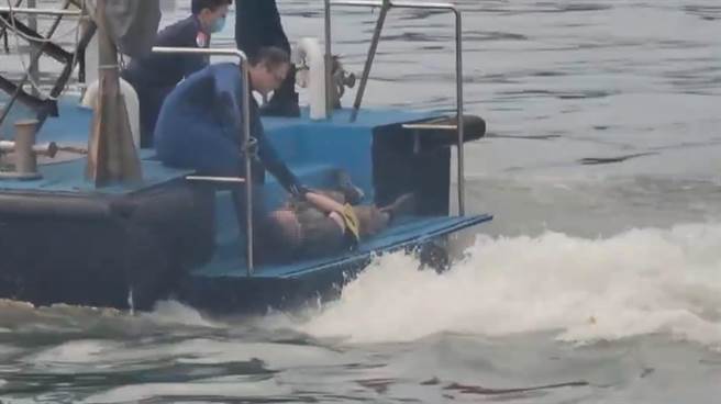 基隆港男子落海被救上船。（翻摄照片／徐佑升基隆传真）