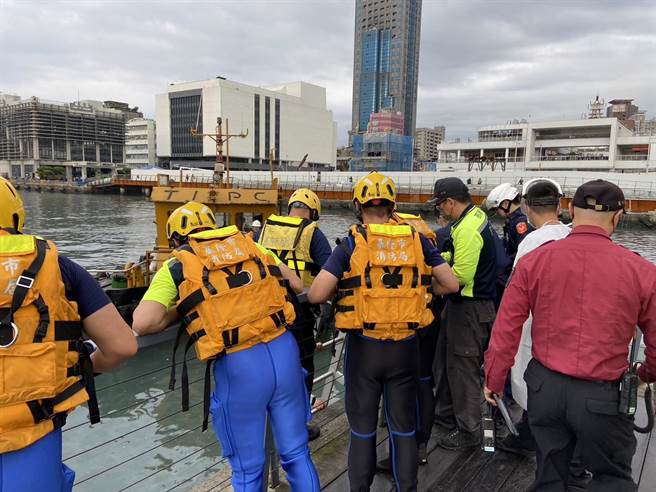 消防局出动队员于岸边待命。（基隆市消防局提供／徐佑升基隆传真）