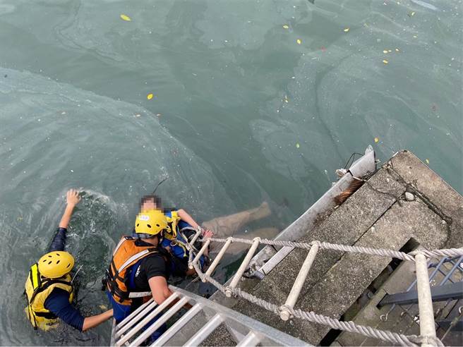 基隆港男子落海被救上岸。（基隆市消防局提供／徐佑升基隆传真）