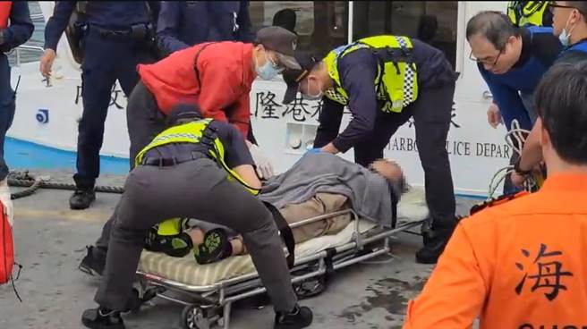 基隆港男子落海顺利救上担架，送港务消防队进行相关救援处置。（翻摄照片／徐佑升基隆传真）