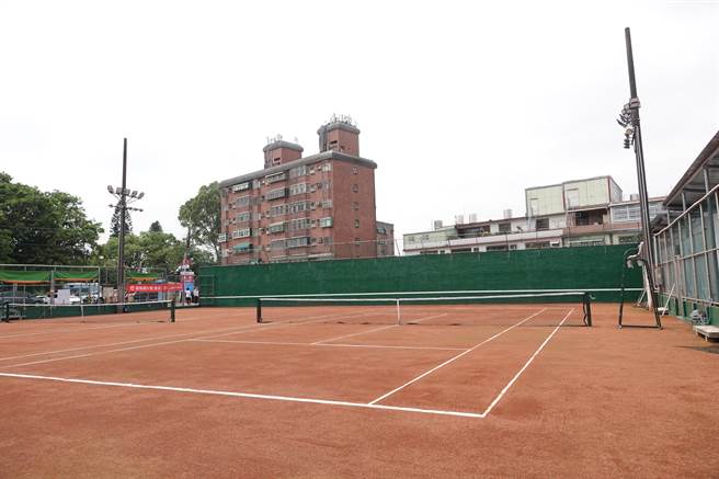 桃园市杨梅网球场使用超过40年，环境与设备老旧，经歷2年工期改善，如今以全新面貌和球友见面。（杨梅区公所提供／蔡明亘桃园传真）