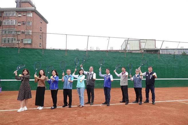 桃园市杨梅网球场使用超过40年，环境与设备老旧，经歷2年工期改善，今日正式完工启用。（杨梅区公所提供／蔡明亘桃园传真）