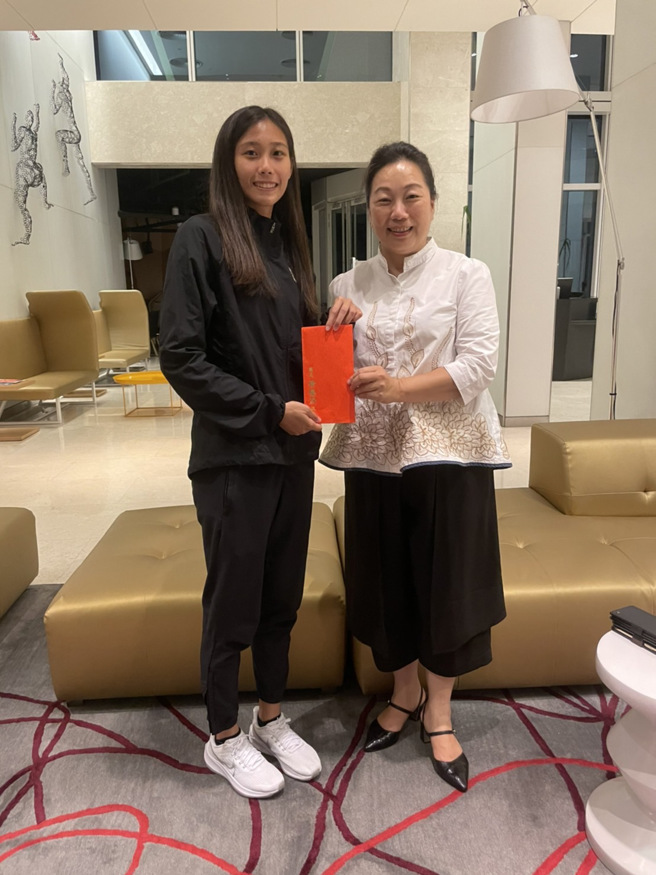 女子跨栏好手张博雅(左)在新加坡公开赛夺金，恰逢在新加坡考察的花莲县长徐榛蔚(右)特地颁发奖金给花莲子弟兵。(中华田协提供)