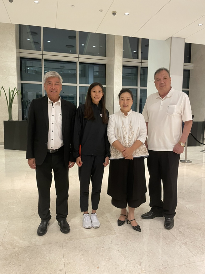 中华田协秘书长王景成(左一)带领中华田径队前往新加坡参赛，张博雅(左二)夺下女子百公尺跨栏金牌，花莲县长徐榛蔚(右二)刚好也在新加坡考察，一行人合影留念。(中华田协提供)