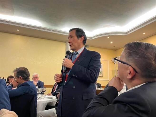 前总统马英九于希腊时间26日晚间受邀参加德尔菲经济论坛的闭门晚餐会。（马英九办公室提供）