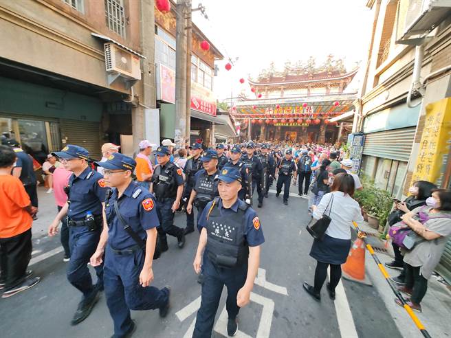晚间彰化县警察局「机动应变队」现身北斗奠安宫前，将护驾妈祖入庙，严防「北斗神拳」。（吴建辉摄）