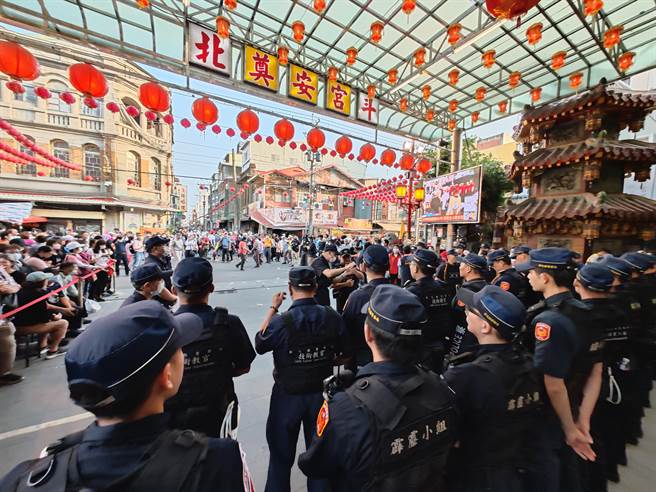 由于今年彰化民生地下道因警方强势维安奏效，并未造成任何衝突，不过驻驾奠安宫时仍不敢大意，再度派出由霹雳小组与教官队组成的「机动应变队」前往护驾。  （吴建辉摄）