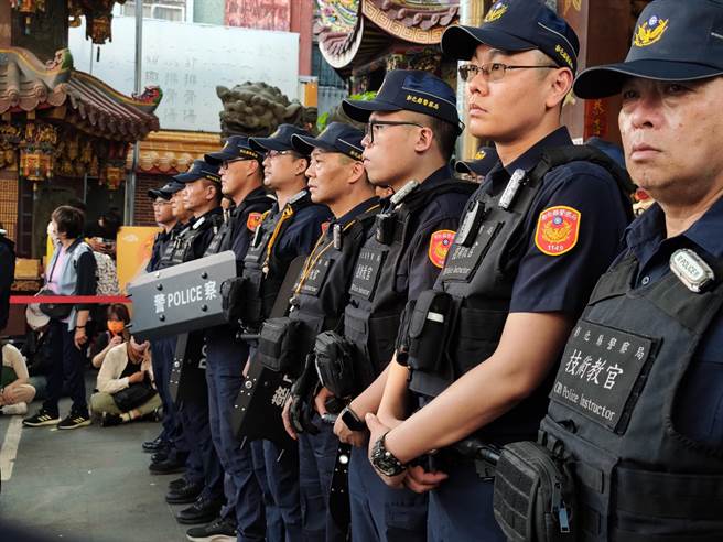 「机动应变队」下午就抵达北斗奠安宫前，排出队形等待妈祖銮轿。（吴建辉摄）