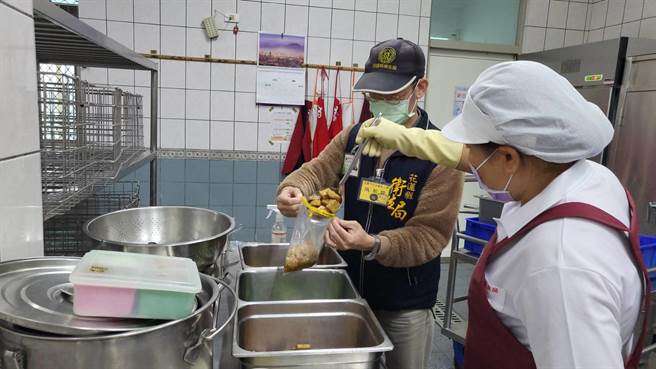 花莲县卫生局近日对全县国中小学22间自设厨房及4间团膳业者稽查，抽验营养午餐食材。（花莲县卫生局提供／王志伟花莲传真）