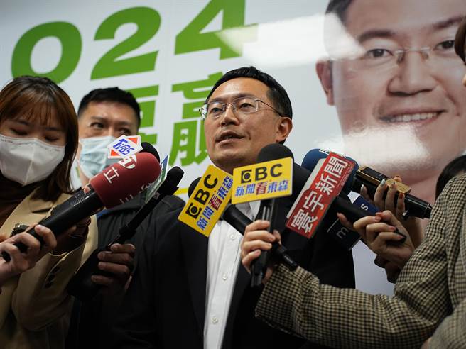 李坤城透露确认胜出后，包括派系大老、总统府秘书长林佳龙、立委余天以及新北市议员陈启能都来电祝贺，他也强调日后会亲自拜访两位对手，希望凝聚地方团结，守住三重立委席次。(黄敬文摄)