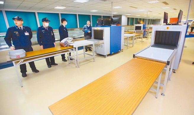 航警局林姓安检队长、陈姓航保科警务正，涉嫌泄露投标家数或是放水让劣等电脑断层扫描仪通过验收，让蔡姓厂商不法获利近7500万，被依贪污等罪起诉，法官判林男有期徒刑2月、缓刑2年，陈男则是无罪。图为警方执行旅客的X光机安检作业。（本报资料照）
