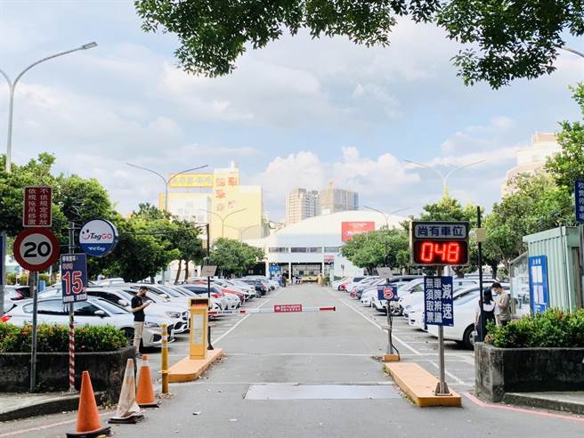 台中市政府交通局除广设格位外，也在停车空间持续导入智慧化设备，让民眾停车更便利。（交通局提供／张亦惠台中传真）