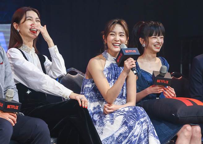 谢盈萱、王净、陈姸霏被主持人黄子佼逗得笑开怀。（粘耿豪摄）