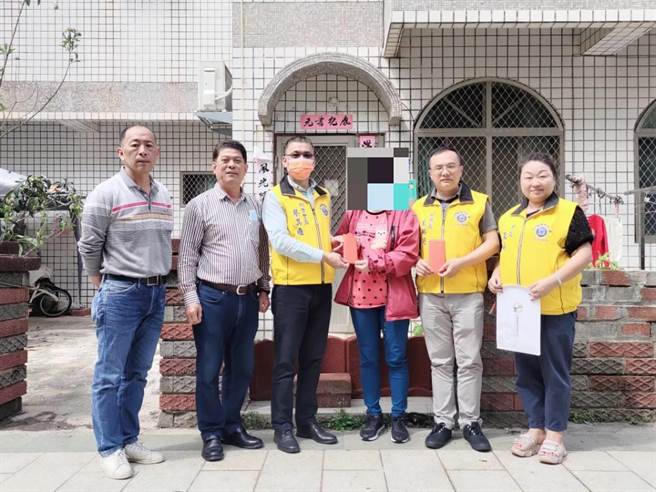 金门国际杰人会26日由创会会长蔡其雍(左三)等人，代表将会员募款近10万元，捐给罹患肺癌的洪先生一家。(图／金湖镇公所提供)