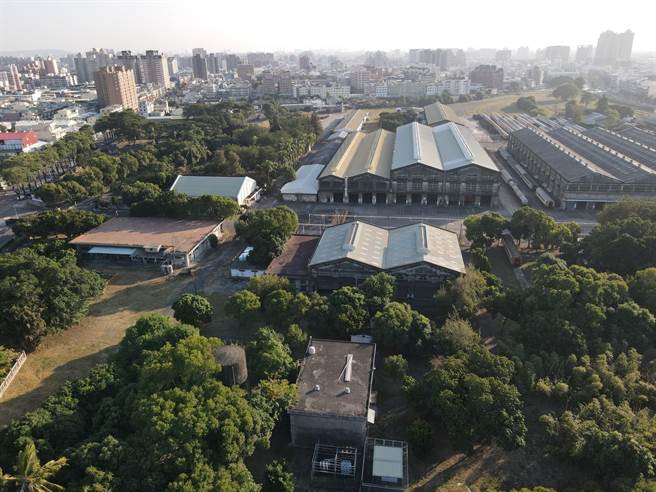 森林城市协会理事长庄杰任指出，基地内有9公顷森林，上千棵40年以上大树，计画书却看不见「要求建筑、地下室开挖迴避树木，让树木原地保留」的文字，大树移植非死即惨，让市民白白损失1个现成的森林公园。（柯宗纬翻摄）