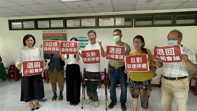 针对台铁高雄机厂都市计画变更案，环团森林城市协会27日陈情，呼吁别残暴移植毁坏、砍除，让市民白白损失一个现成的森林公园。（柯宗纬摄）