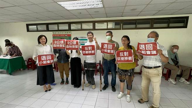 针对台铁高雄机厂都市计画变更案，环团森林城市协会27日陈情，呼吁别残暴移植毁坏、砍除，让市民白白损失一个现成的森林公园。（柯宗纬摄）