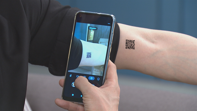 吳東諺將犯罪證據刺青在手上。（民視提供）