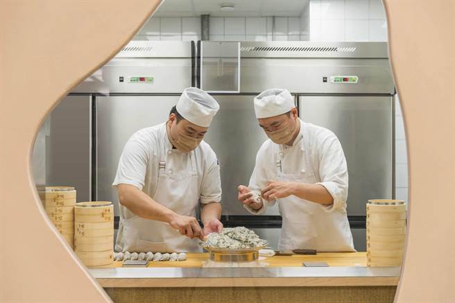 「华漾DIM SUM」新型态店装主打「点心橱窗」，消费者在店外就看得到点心师傅以新鲜食材展示职人手艺。(华泰大饭店集团提供)
