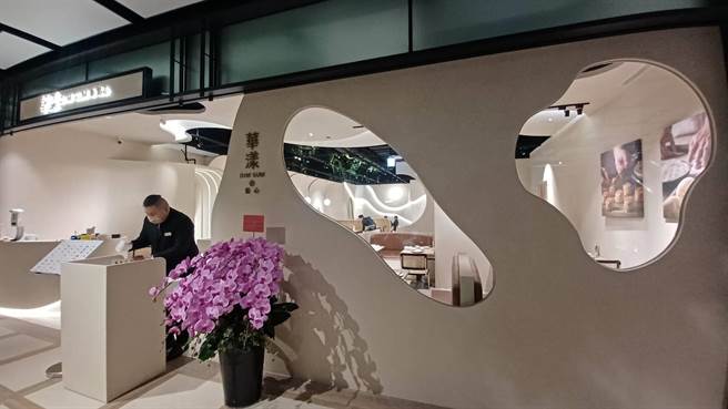 门店整体风格以蒸笼的「烟」为发想，有3个不规格形状的窗户，天花板和墙面也可见烟雾裊裊如行云流水的线条流淌于空间中。(陈韵萍摄)