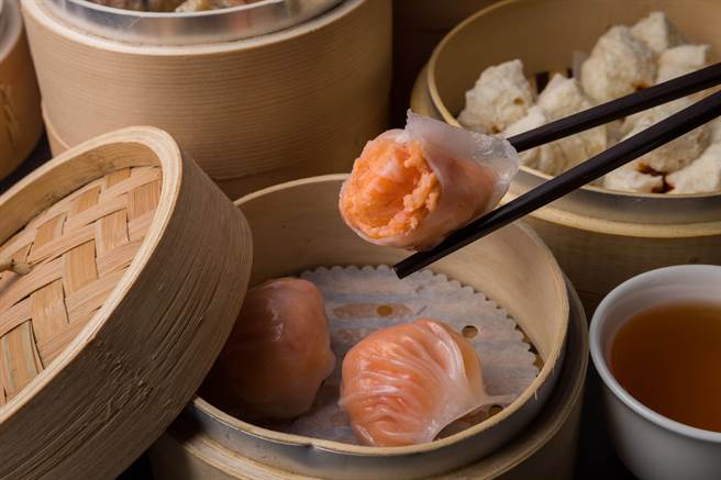 「华漾DIM SUM」的「水晶鲜虾饺」以10折细腻手法包覆丰富虾段的馅料，为店家招牌料理。(华泰大饭店集团提供)
