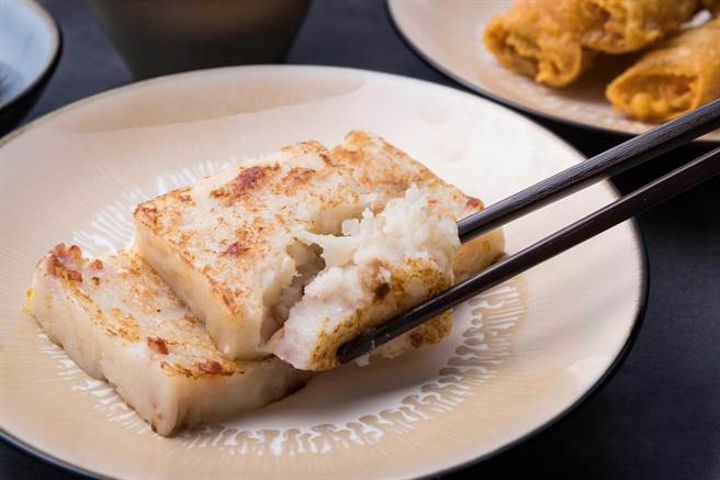 主厨推荐「腊味萝卜糕」必吃，厚实清甜不需沾酱就很美味。(华泰大饭店集团提供)