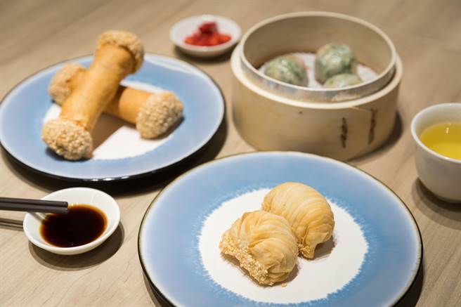 品牌3款新菜色「萝卜千层酥」、「花枝豆苗饺」、「起士枣泥狗骨头」首度曝光。(华泰大饭店集团提供)