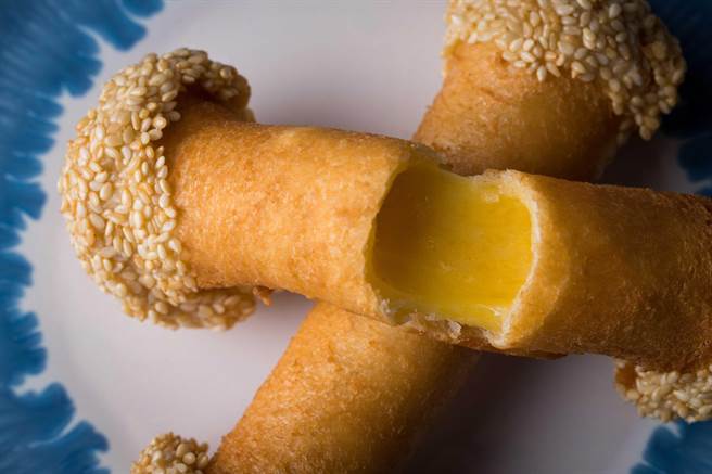 「起士枣泥狗骨头」外观讨喜逗趣，颇为吸睛，枣泥配起士甜而不腻。(华泰大饭店集团提供)