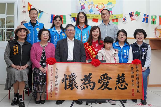 越南華僑黃瀞嬋（前左四）為竹縣新住民家庭服務中心推薦模範母親。（邱立雅攝）