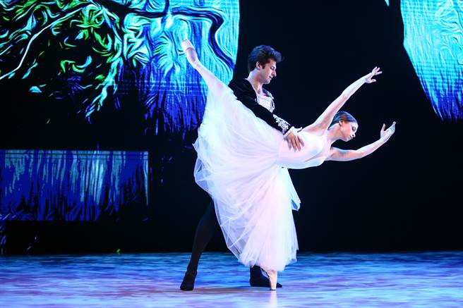 舞团首部舞剧作品《吉赛儿》为精选浪漫主义时期的芭蕾舞剧代表作。本次演出的第二幕慢板中，男舞者追悔莫及的细腻情感戏与女主角快速旋转的炫技舞蹈，是浪漫芭蕾不可错过的经典。（邓博仁摄）